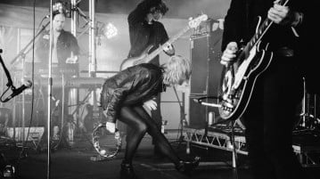 Track Of The Day – DARK HORSES – ‘Live on Hunger’