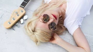 TRACK OF THE DAY – JENNIE VEE – ‘Spying’