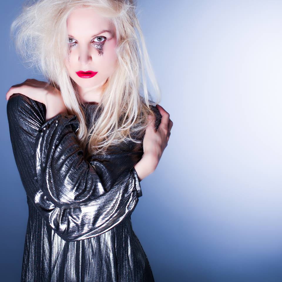 ALBUM REVIEW : JENNIE VEE - Spying 2 JENNIE VEE -2